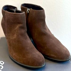 NWT ECCO Brown Suede Booties